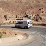 Autocaravana circulando por la carretera de Ouarzazate, Marruecos