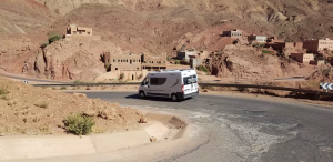 Autocaravana circulando por la carretera de Ouarzazate, Marruecos