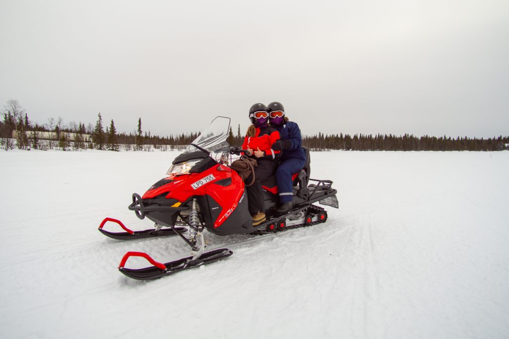 Motos de nieve en el Camp Alta en Kiruna