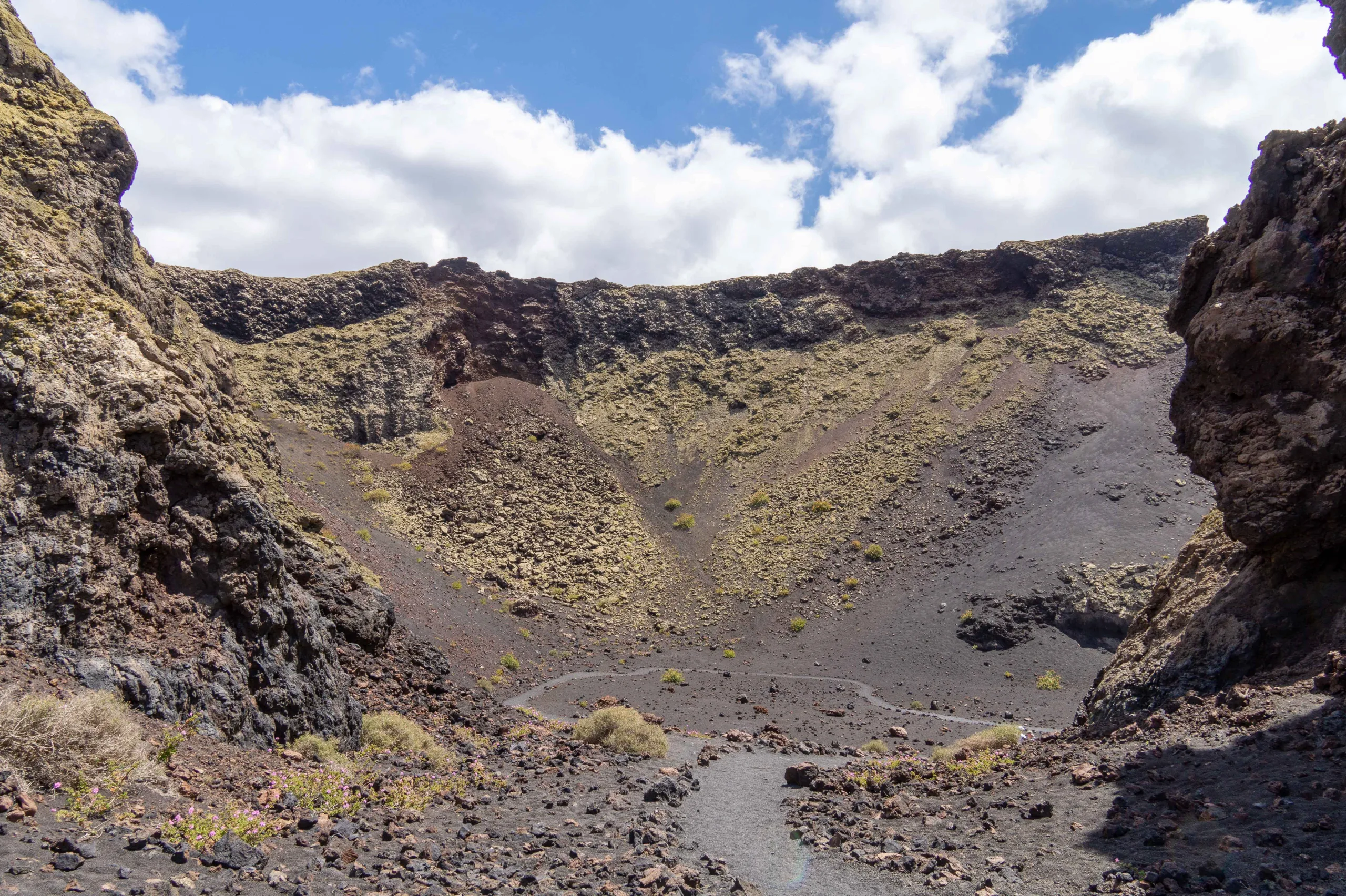 Interior del cráter del volcán del cuervo en Lanzarote durante una ruta de siete días