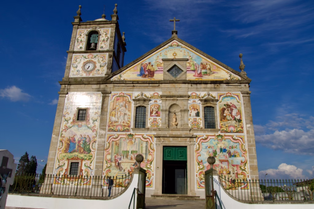 Iglesia de Válega al atardecer, joya escondida en un viaje por Portugal en autocaravana