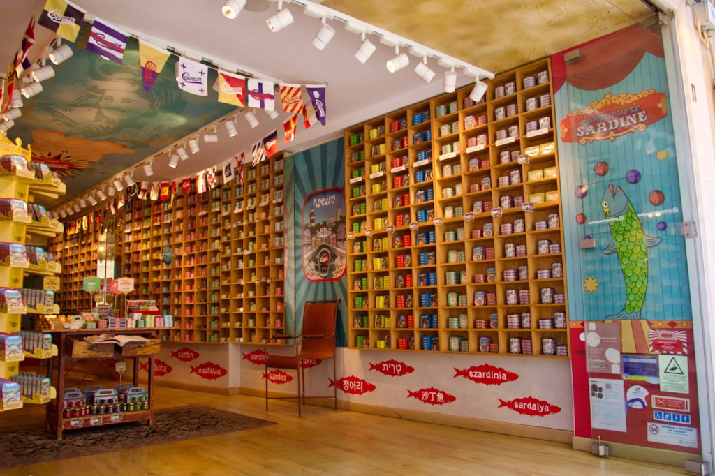Tienda de sardinas decoradas en Aveiro, souvenir típico de Portugal con diseño original