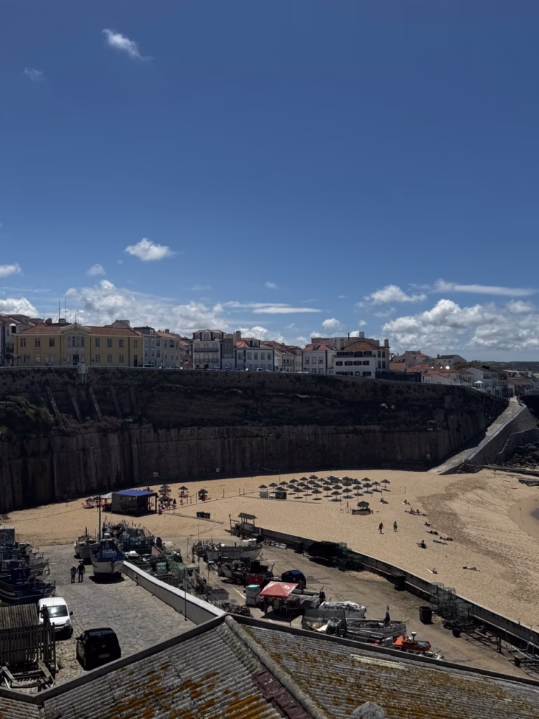 Playa en Ericeira y pueblo