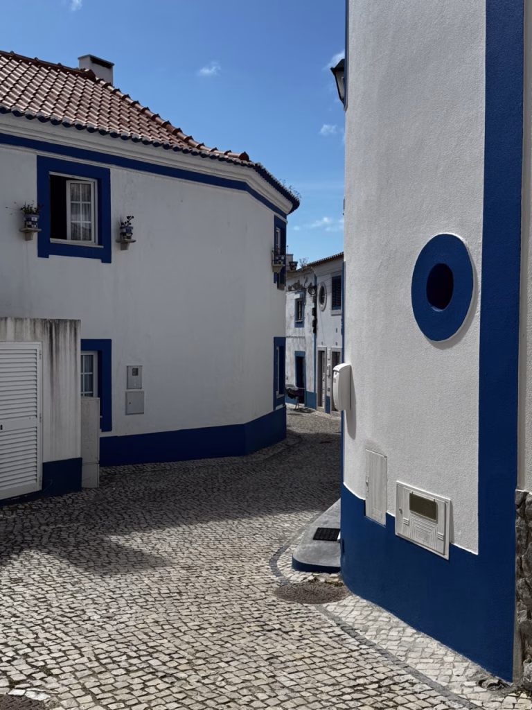 Calle típica en Ericeira, pueblo marinero con encanto en ruta por Portugal