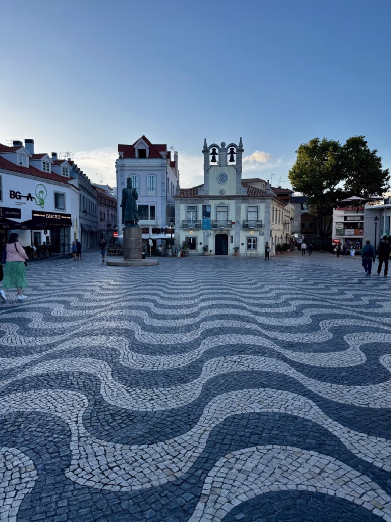 Praça 5 de Outubro en Cascais, centro histórico con ambiente local en la ruta por Portugal