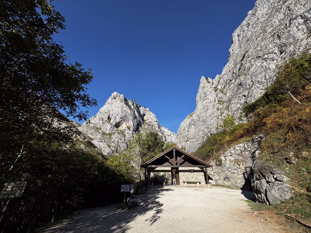 Estación de llegada del funicular de Bulnes, con sendero de acceso al pueblo entre montañas del valle.