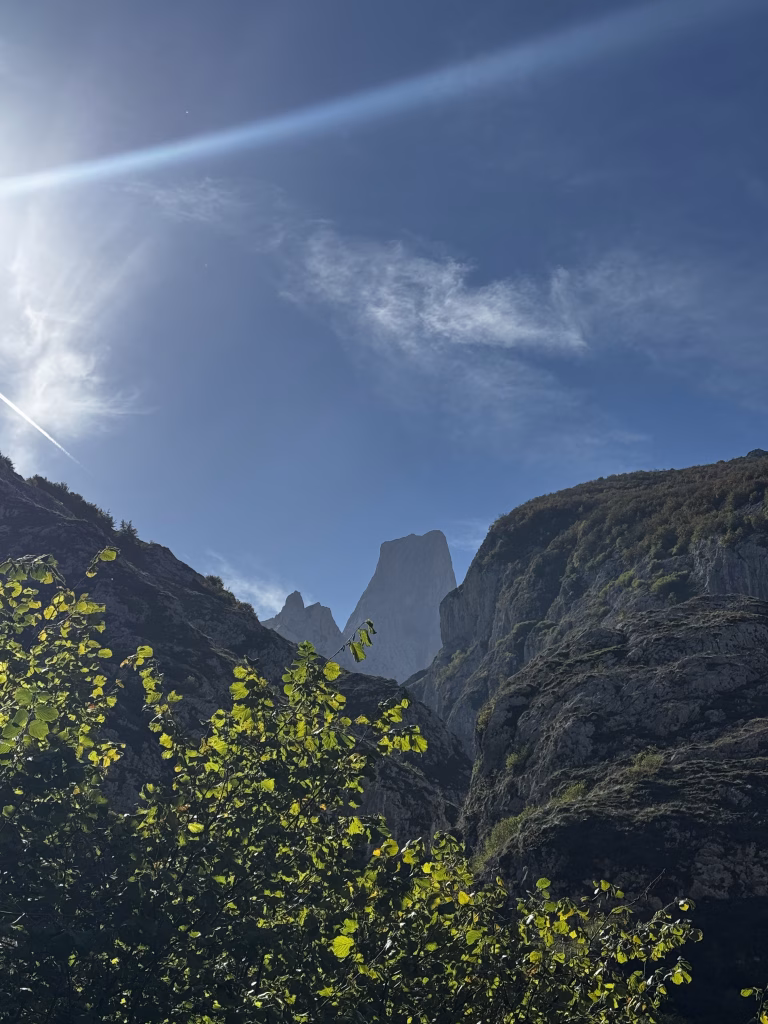 Mirador del Naranjo de Bulnes visto desde Bulnes, con el Picu Urriellu elevándose sobre el valle.