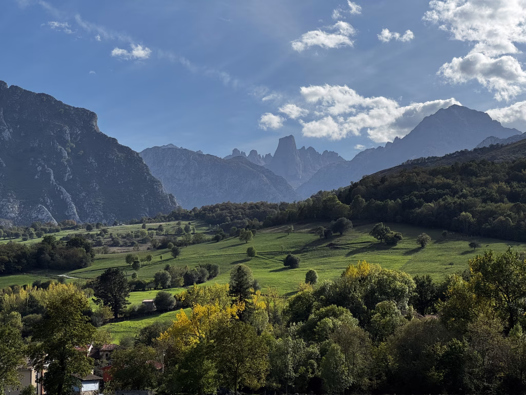 Vista del Naranjo de Bulnes desde el Mirador del Pozo de la Oración, en el aparcamiento de Poo de Cabrales.