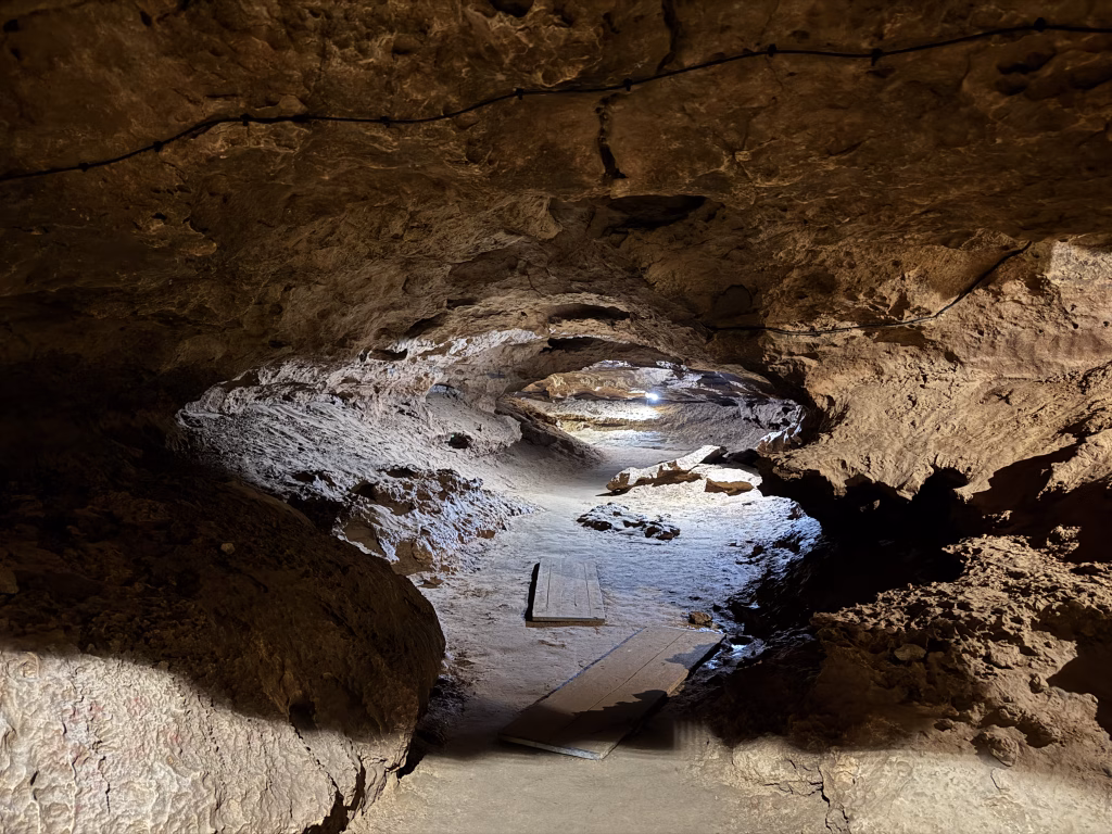 Interior de la Cueva del Agua, nacimiento de la cascada de Orbaneja del Castillo