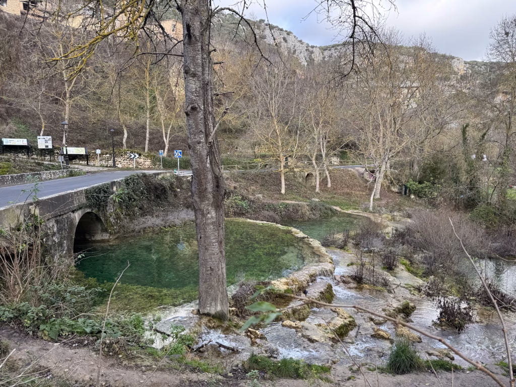 Pozas de agua turquesa bajo la cascada de Orbaneja del Castillo
