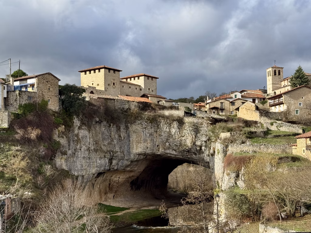 Puentedey construido sobre el arco natural del río Nela, con las casas asentadas sobre la roca