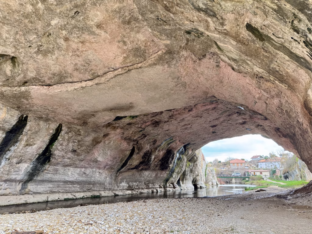 Arco natural de Puentedey excavado por el río Nela bajo el pueblo