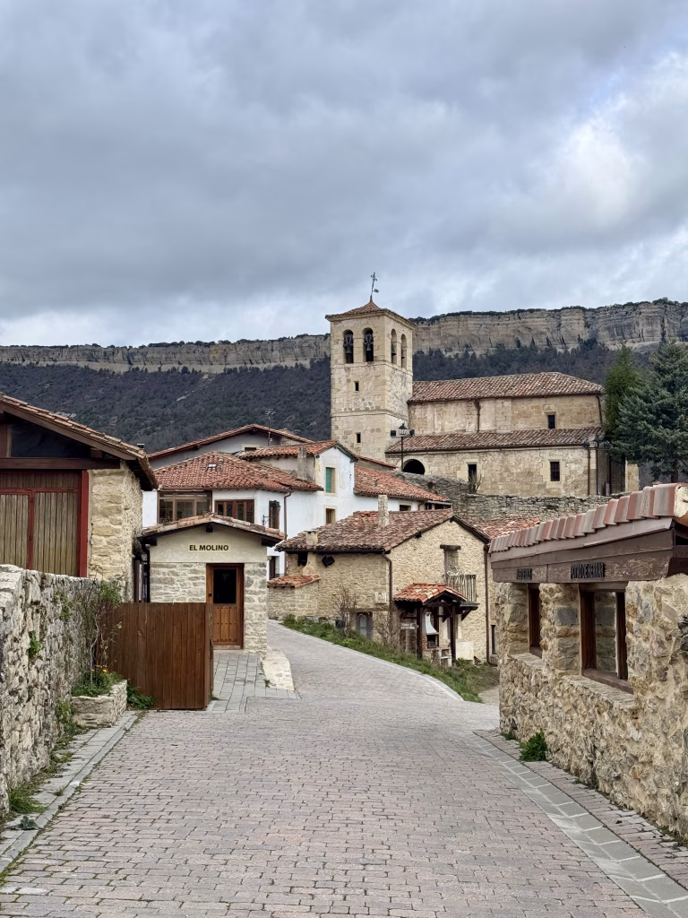 Casco histórico de Puentedey con casas de piedra y calles tradicionales