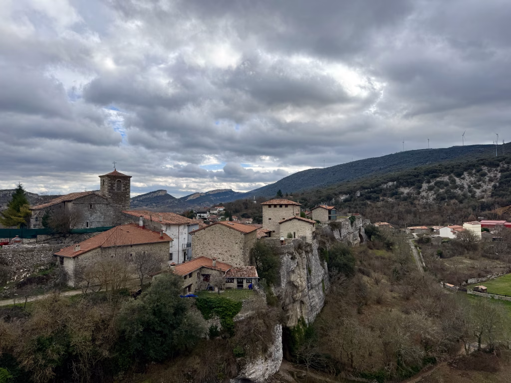 Vista panorámica de Puentedey desde el mirador de San Andrés, en Las Merindades