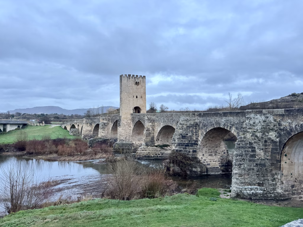 Puente medieval fortificado de Frías sobre el río Ebro
