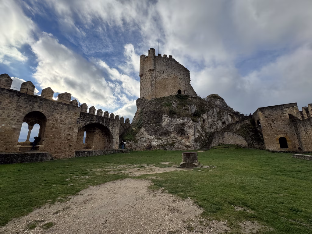 Castillo de los Duques de Frías sobre el peñón de La Muela