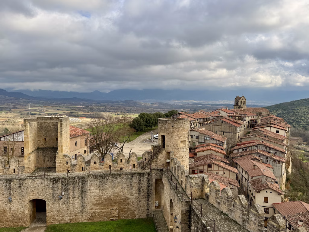 Qué ver en Frías: Vistas de Frías desde el castillo con el casco urbano y el valle