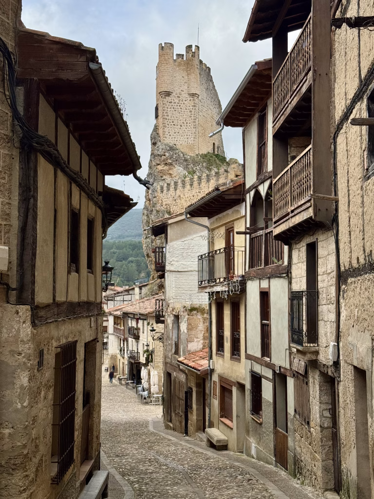Calle medieval de Frías con el castillo al fondo sobre la roca