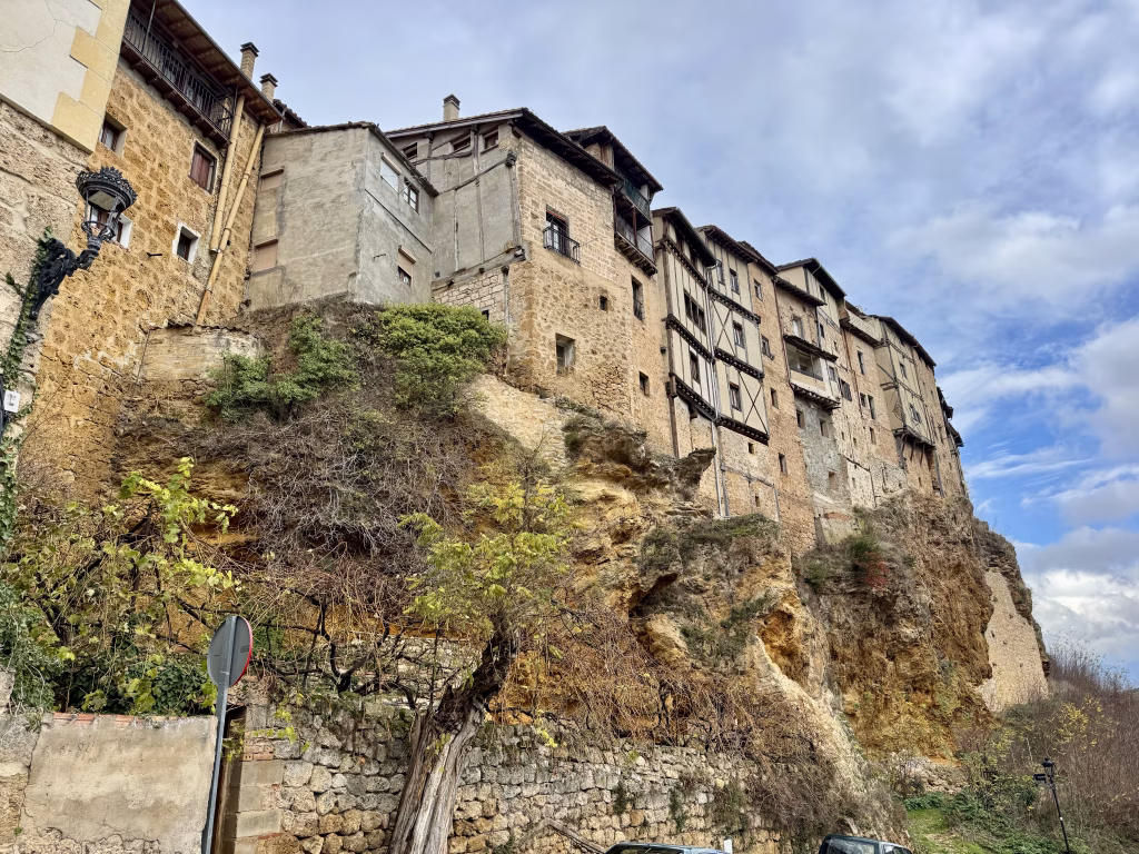 Casas colgadas de Frías construidas sobre el peñón de La Muela