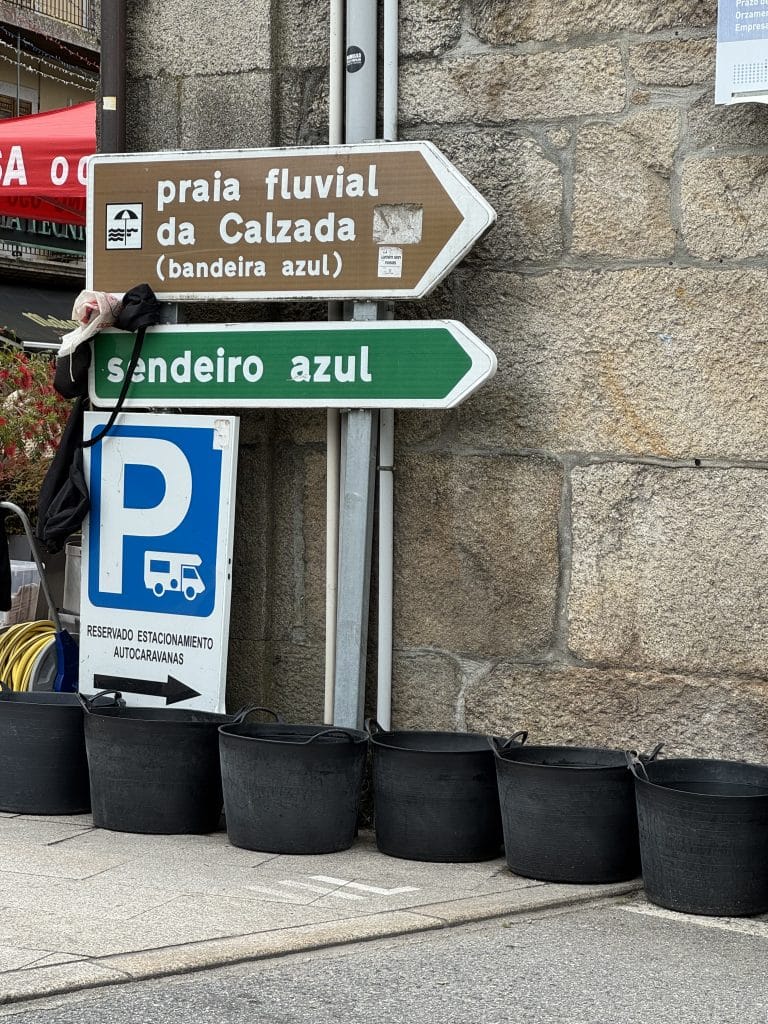 Señal de acceso al área de autocaravanas de Ponte Caldelas junto al paseo fluvial del río Verdugo