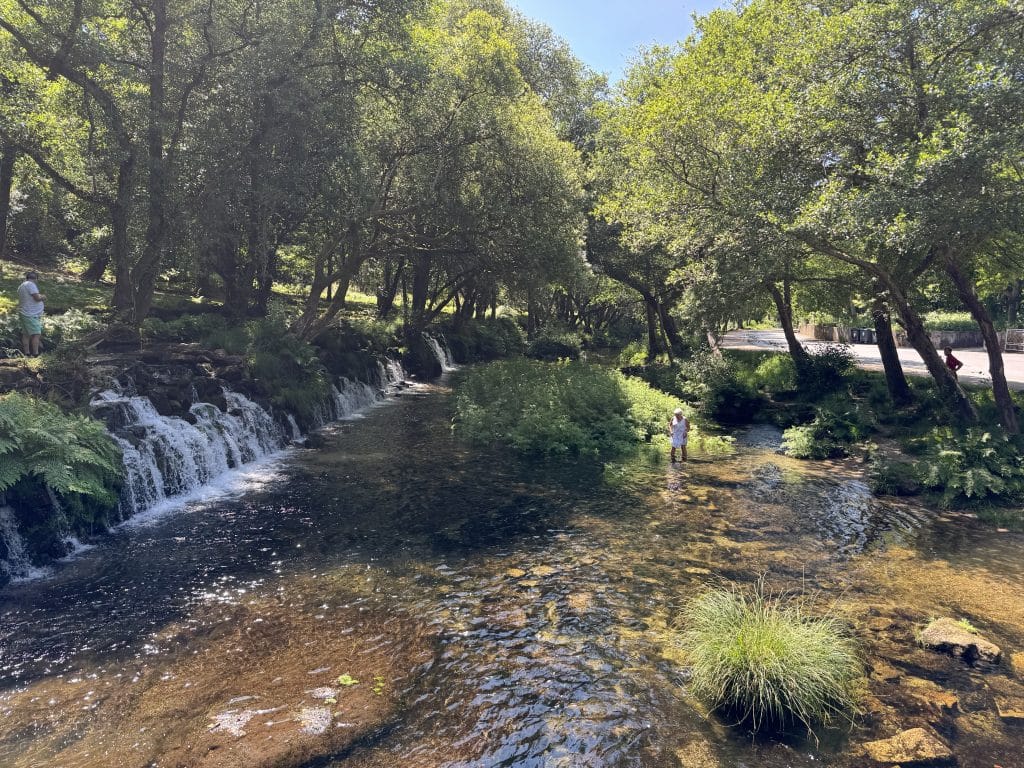 Cascadas naturales del río Verdugo en la playa fluvial de A Calzada, Ponte Caldelas