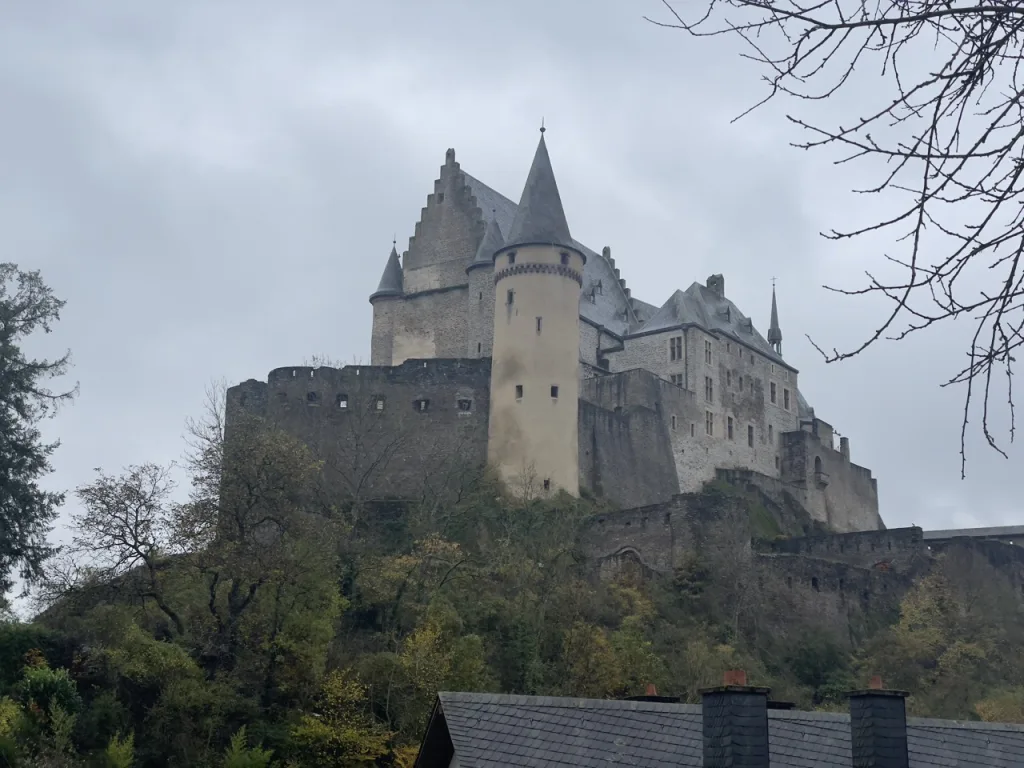Vista al castillo de Vianden un la ruta por Luxemburgo