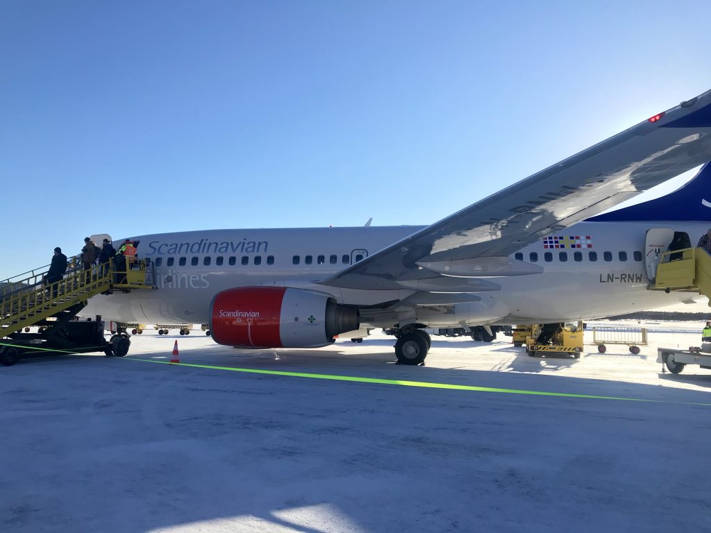 Avión de SAS en el aeropuerto de Kiruna