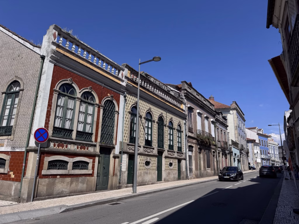 Fachadas de azulejos en Ovar, parada en ruta por la costa norte de Portugal