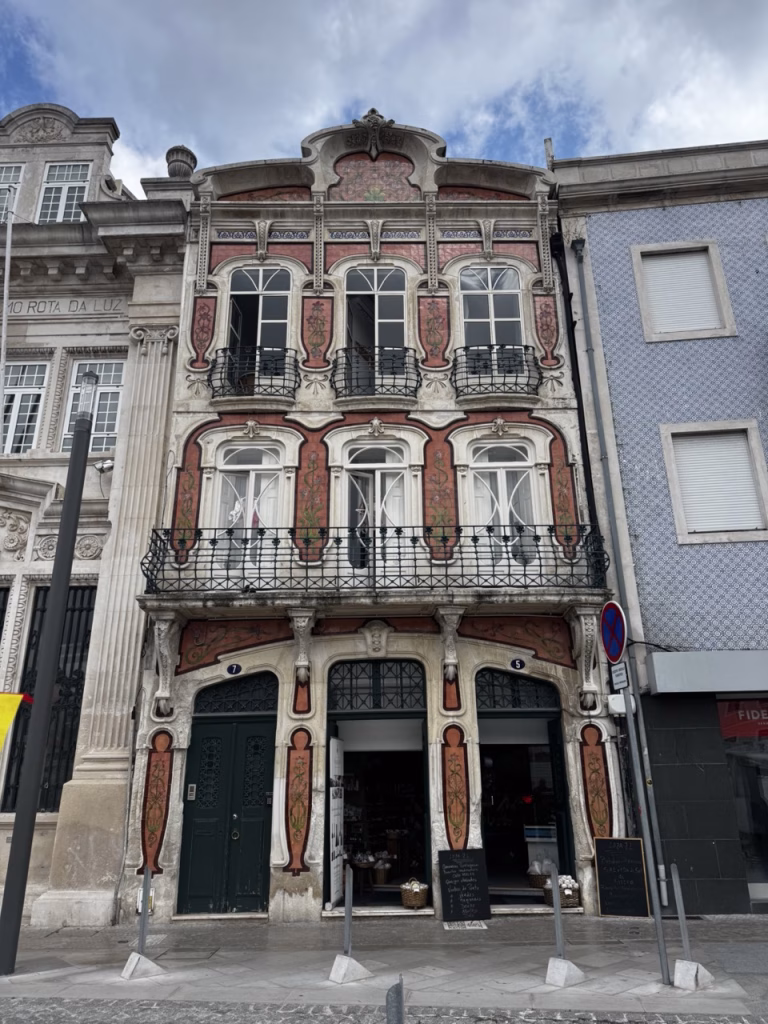 Fachada del Museo de Arte Nova en Aveiro, edificio modernista con detalles decorativos