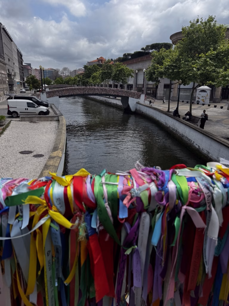 Puente de la Amistad en Aveiro decorado con cintas de colores sobre el canal