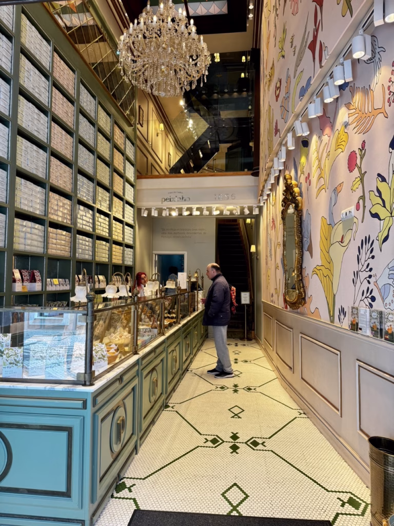 Interior de la Confitería Peixinho, famosa por sus ovos moles en Aveiro