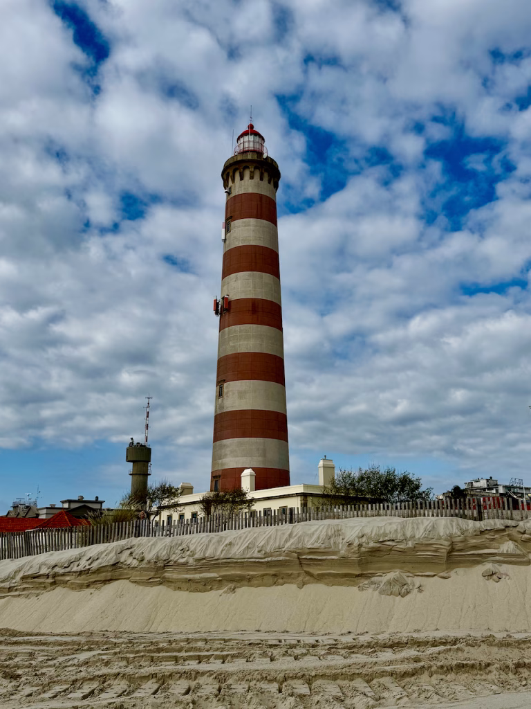 Faro da Barra, el más alto de Portugal, junto a la playa cerca de Aveiro