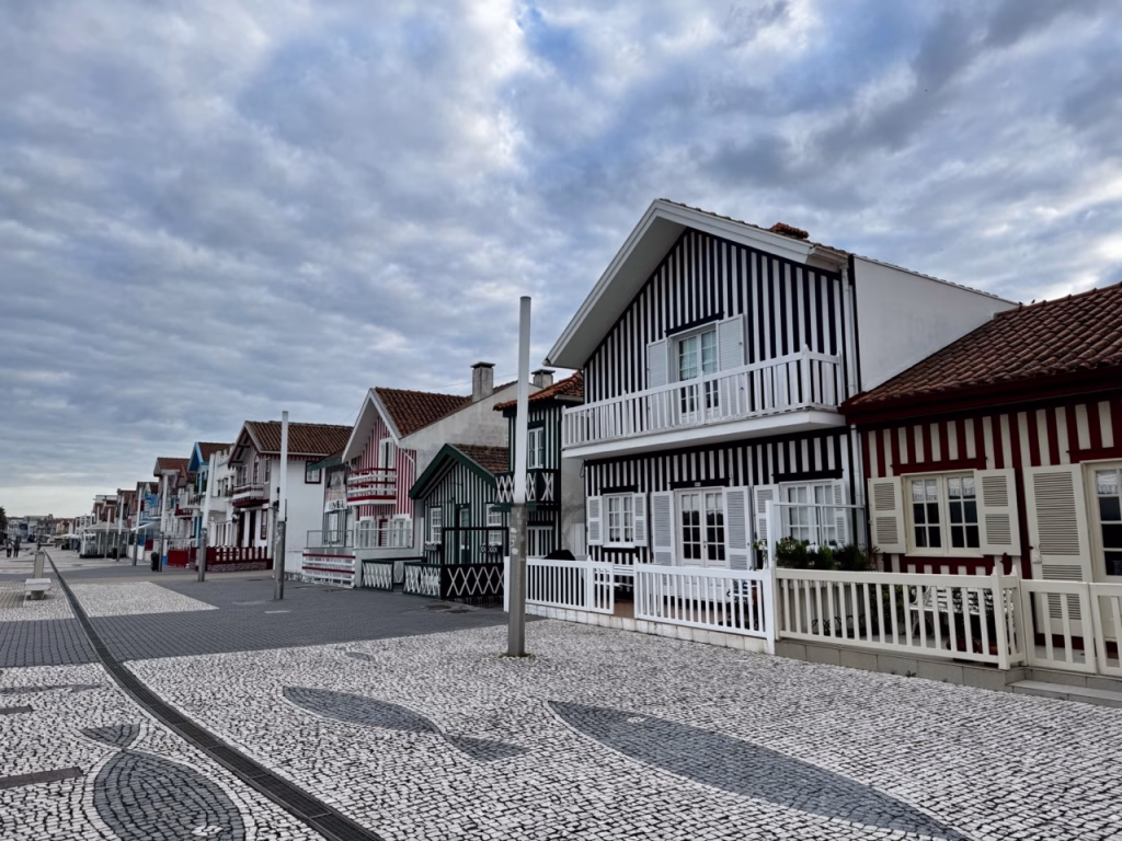 Casas rayadas tradicionales en Costa Nova, el pueblo costero junto a Aveiro