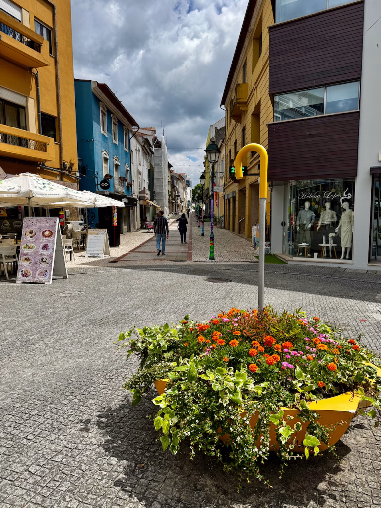 Umbrella Sky en Águeda, parada colorida en una ruta por el interior de Portugal
