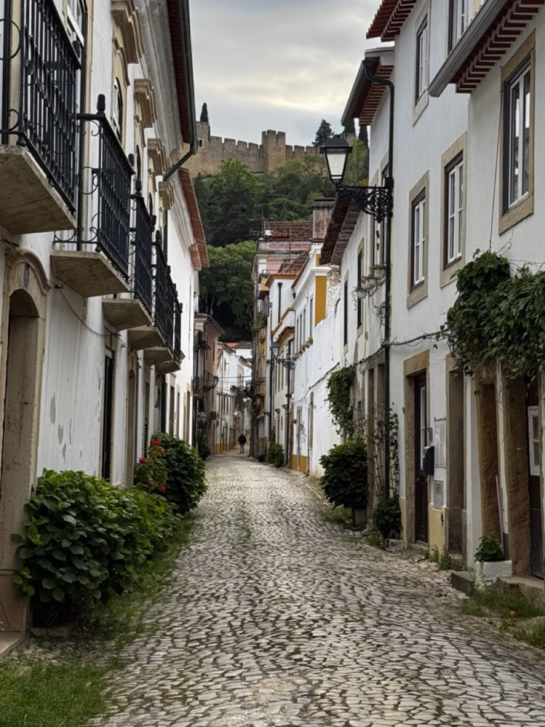 Calles históricas y Convento de Cristo en Tomar, monumento templario clave en un viaje por Portugal histórico