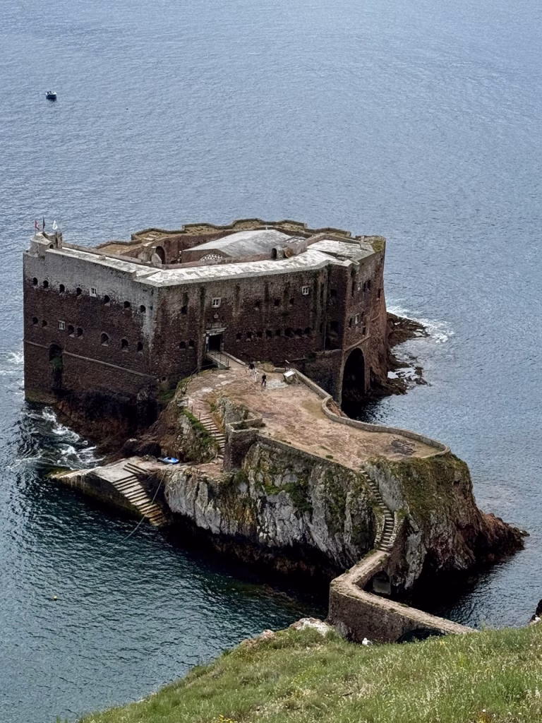 Fuerte en las Islas Berlengas, excursión ideal desde Peniche en una ruta por Portugal