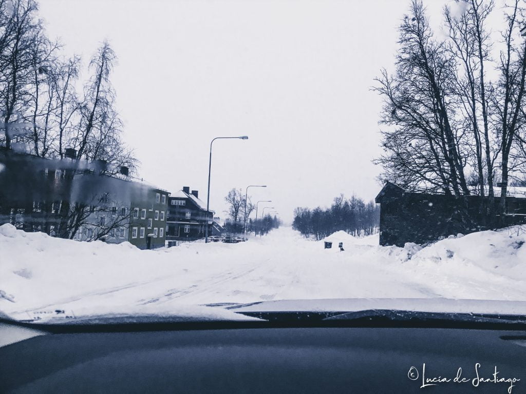 Llegar en coche a Kiruna desde el aeropuerto, carreteras nevadas.