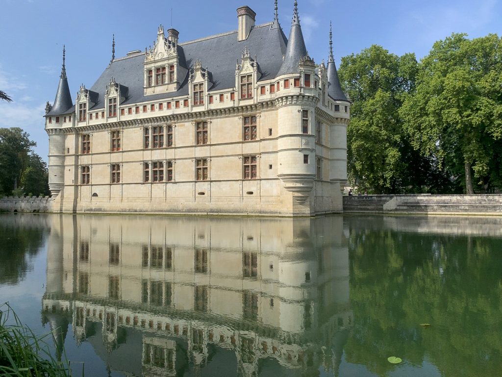 castillo de Azay-le-Rideau en la ruta hacia Normandía en autocaravana