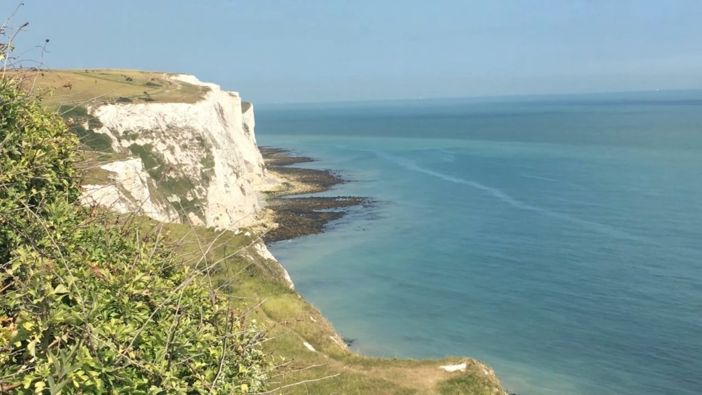 Los acantilados blancos de Dover sobre el mar, en la costa de Kent