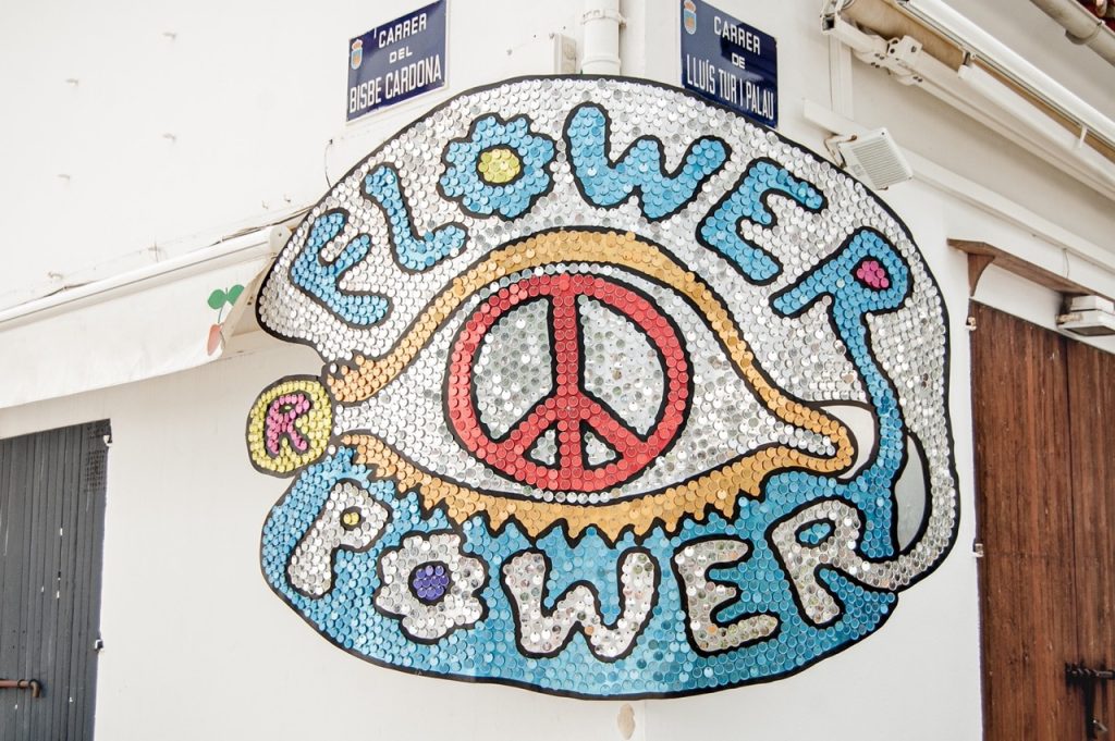Vive el ambiente hippie, una de las mejores cosas que hacer en Santa Eulalia