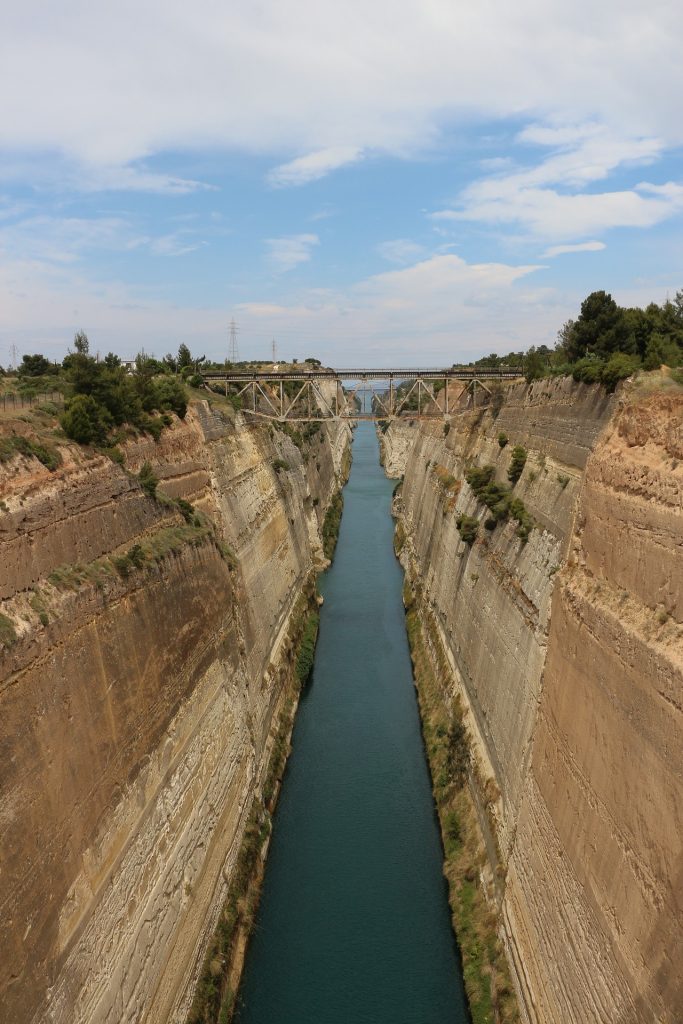 El canal de Corintio por el que pasa esta ruta en coche por el Peloponeso