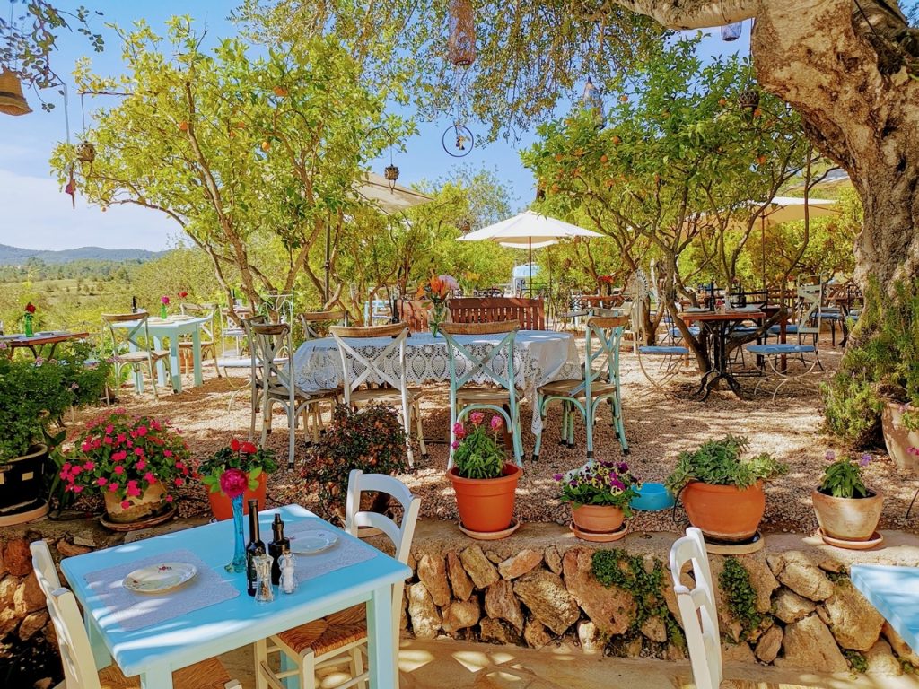 Disfrutar de la gastronomía local es una de las cosas que hacer en Santa Eulalia