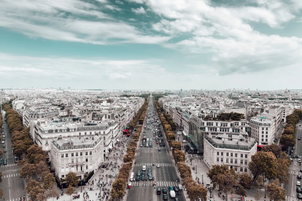 Los campos Elíseos es una de las calles más emblemáticas que ver en París