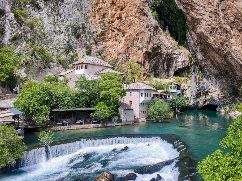 Nacimiento del río Buna y tekija derviche en Blagaj, uno de los lugares imprescindibles que ver cerca de Mostar en Herzegovina.