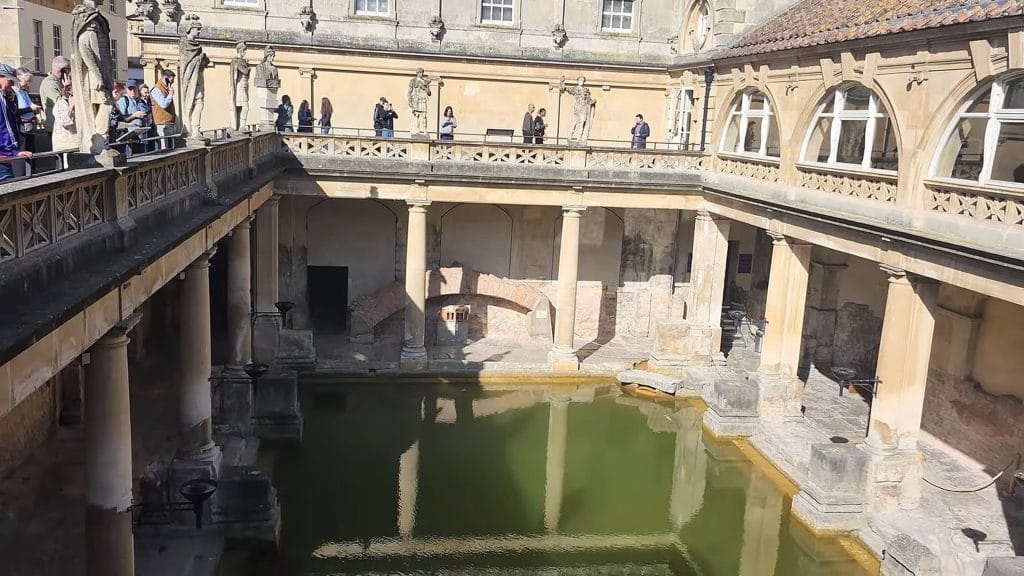 El Gran Baño de las termas romanas de Bath, rodeado de columnas y estatuas