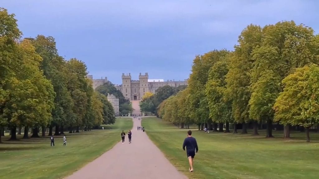 El castillo de Windsor visto desde el Long Walk, una de las excursiones desde Londres más fáciles en tren